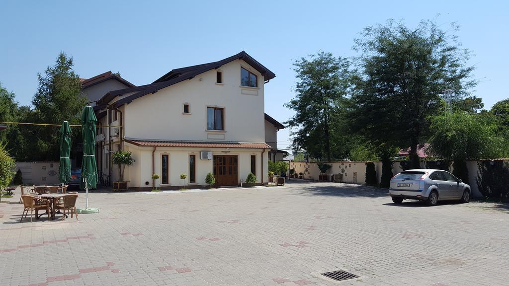 Pensiunea Romeo Tecuci Hotel Exterior foto